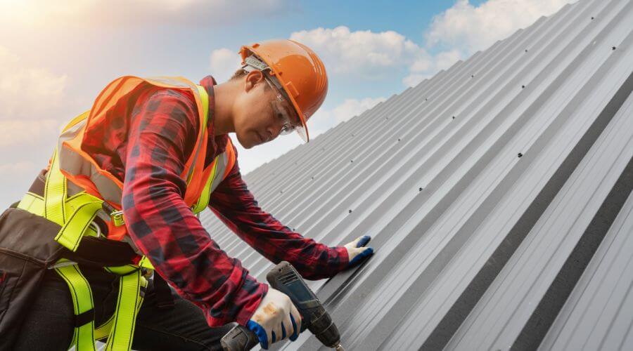 Professional gutter cleaning in North English, IA